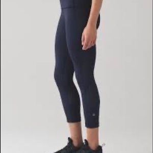 Size 6 navy pace rival crop lululemon